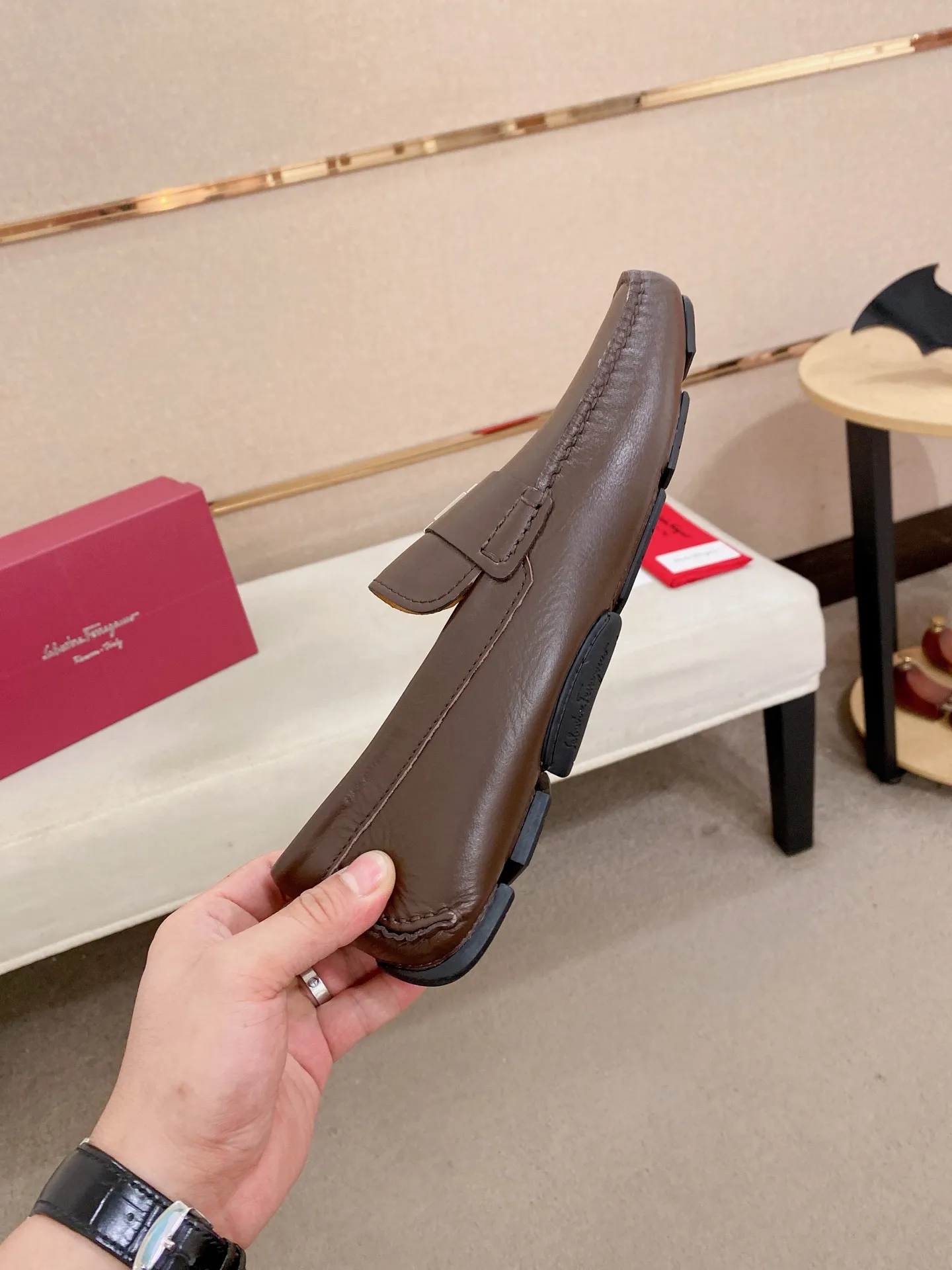 Men's shoes💰: 540💰High-end quality! Ferragamo🆕🆕Exclusive hot-selling products in stock🔥🔥New products on the shelves, high-quality Ferragamo men's pea shoes, high-end casual driving shoes, with complete packaging! 💪 💪 Material: imported first-layer pebbled cowhide 🐂 + imported high-quality water-dyed cowhide lining + wear-resistant outsole 👍🏻👍🏻 Features: high-end and comfortable, purely handmade 🚀 🚀 Create the perfect shoe that suits you best 🔥 🔥 Size: (38-44) 45 standard size can be customized!